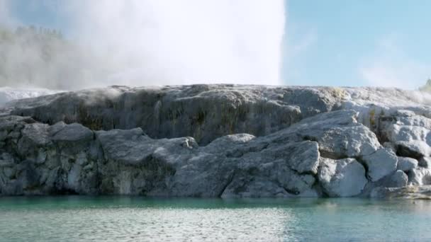 罗托鲁阿 间歇泉向空气中喷射沸腾的热水蒸汽计 — 图库视频影像