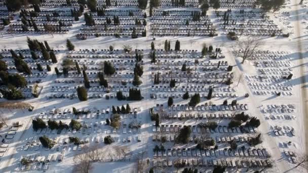 Воздушно Десантный Залп Над Огромным Кладбищем Концепция Смертности Ковид — стоковое видео