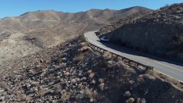 Witte Pick Truck Passeert Kronkelende Woestijn Weg Californië Luchtfoto Drone — Stockvideo