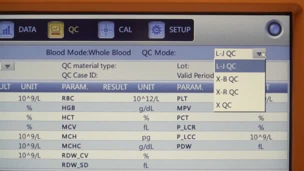 Resultaat Van Bloedanalyse Het Aanraakscherm Monitor Weergave Van Een Volautomatische — Stockvideo