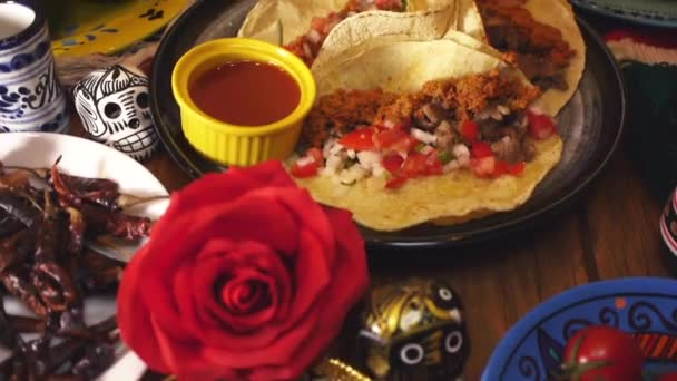 Tacos Carnitas Που Παρουσιάζονται Πιάτο Στο Τραπέζι — Αρχείο Βίντεο