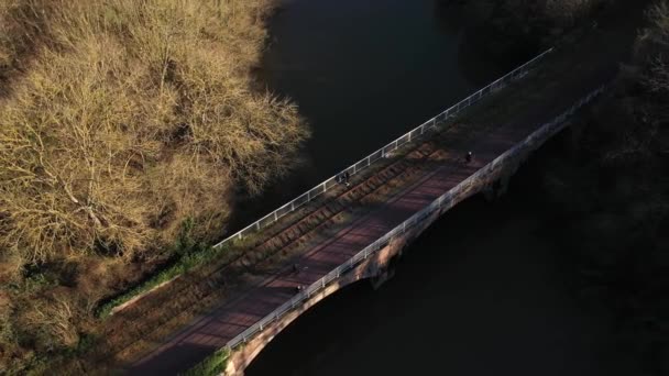 Vista Aérea Uma Ponte Estrada Verde Normandia Com Bicicletas — Vídeo de Stock