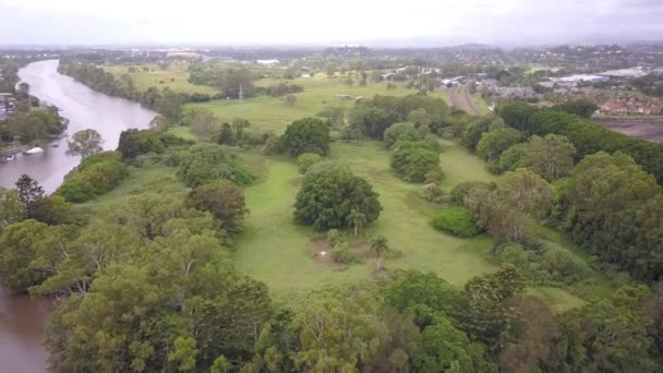 Reverse Air Shot Golf Course Rodeado Por Árvores Perto Rio — Vídeo de Stock