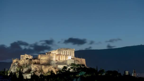 丘の上に有名なアテネのアクロポリス遺跡の夜のタイムラプス 背景に通過雲 — ストック動画