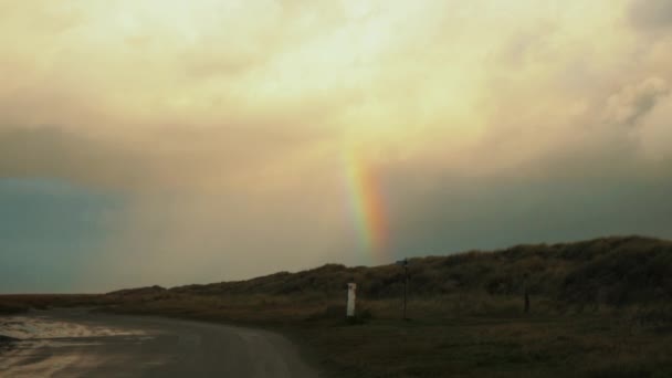 Mooie Regenboog Achter Zandduinen Bij Het Strand Fan Island Denemarken — Stockvideo