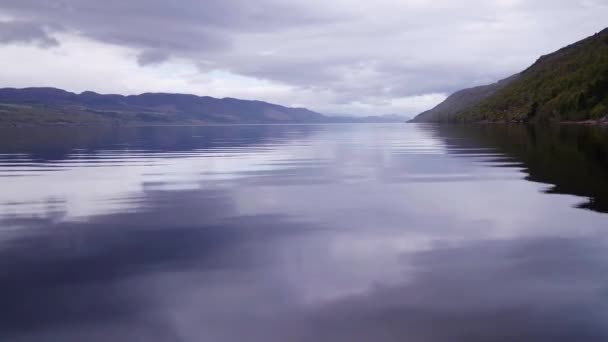 Flygdrönare Flyger Långsamt Över Sjön Skotska Höglandet — Stockvideo