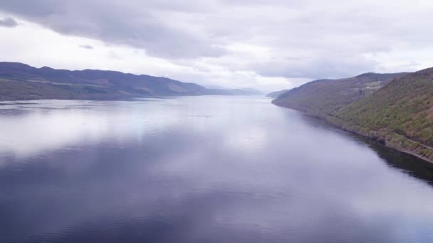 Hög Flygande Antenn Drönare Över Sjön Med Berg Bakgrunden Skotska — Stockvideo