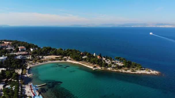 Penisola Cimiteriale Supetar Con Traghetto Lontananza Aerea Inferiore — Video Stock