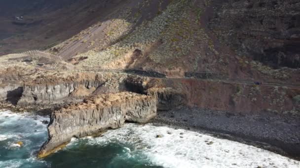 Scogliere Rocciose Sulla Costa Bagnate Dalle Onde Del Mare Con — Video Stock