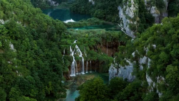 Flygfoto Över Vattenfall Och Sjöar Plitvicesjöarnas Nationalpark Solnedgången Kroatien — Stockvideo