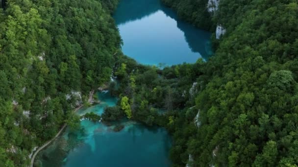 Hırvatistan Daki Yemyeşil Orman Dağları Plitvice Gölünün Sakin Gölünün Üzerinden — Stok video