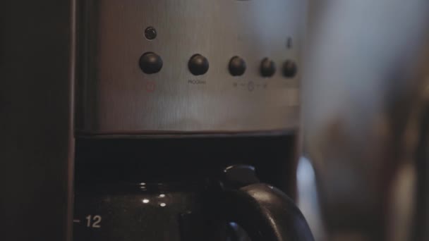 Index Finger Push Power Knapp Kaffebryggare Slå Kaffemaskinen Närbild — Stockvideo