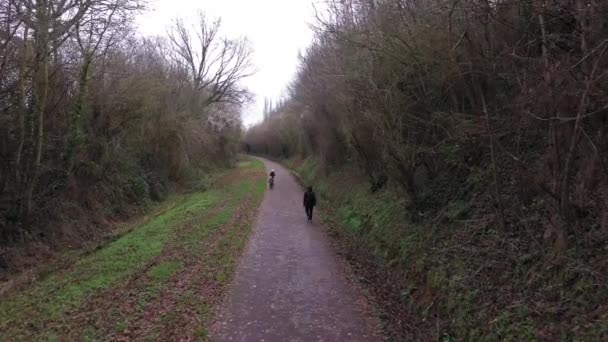 Une Femme Suivre Ses Enfants Vélo Sur Voie Verte Normandie — Video