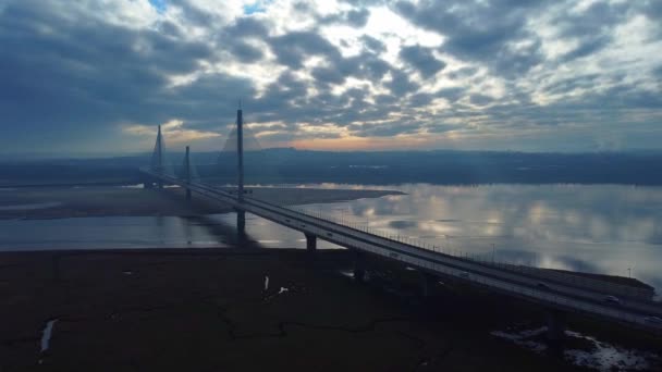 Mersey Gateway Seilhängebrücke Mit Sonnenaufgangsreflexionen Wahrzeichen Des Flusses Antenne Zoom — Stockvideo