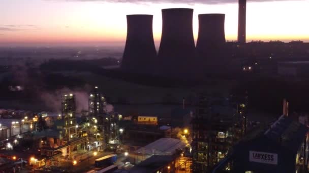 Vue Aérienne Nuit Éclairée Dessus Site Industriel Usine Chimique Pipeline — Video