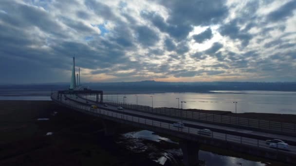 Mersey Geçidi Kablo Süspansiyon Köprüsü Nehir Manzaralı Havadan Alçak Açılı — Stok video