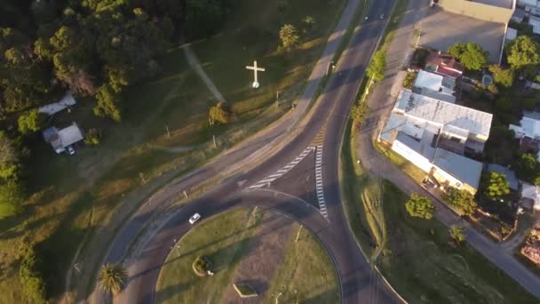 Vista Aérea Rotativa Rotunda Rural Durante Pôr Sol — Vídeo de Stock