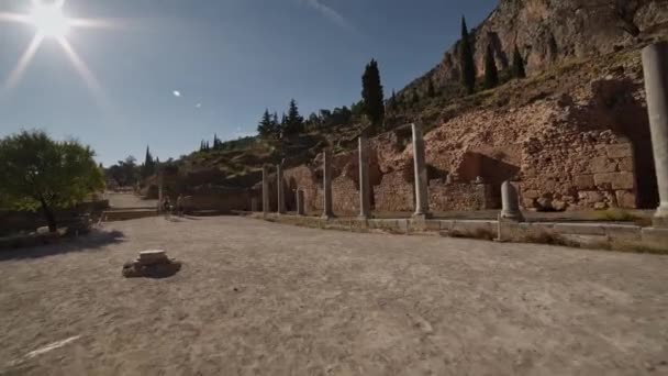 Delphi Zwiedzanie Ruin Starożytnych Budynków Zachodzie Słońca — Wideo stockowe