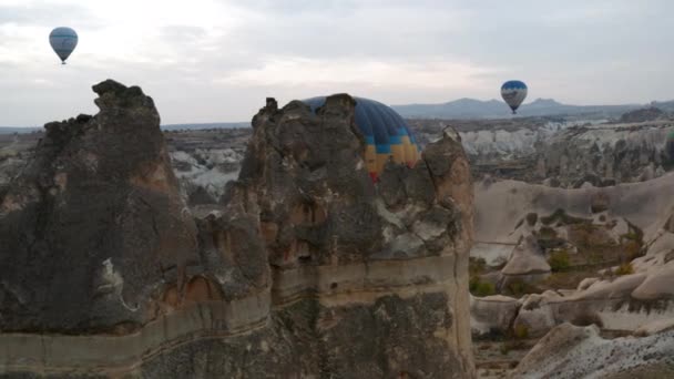 Globos Aire Caliente Sobrevolando Paisaje Montañoso Capadocia Turquía Amanecer Tiro — Vídeo de stock