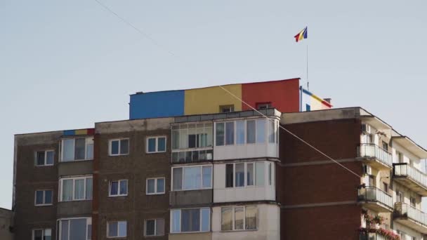 Верхняя Часть Здания Окрашена Триколор Румынский Флаг Статичная Замедленная Съемка — стоковое видео