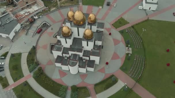 Hermosa Iglesia Ortodoxa Con Cúpulas Oro Desde Vista Aérea Del — Vídeo de stock