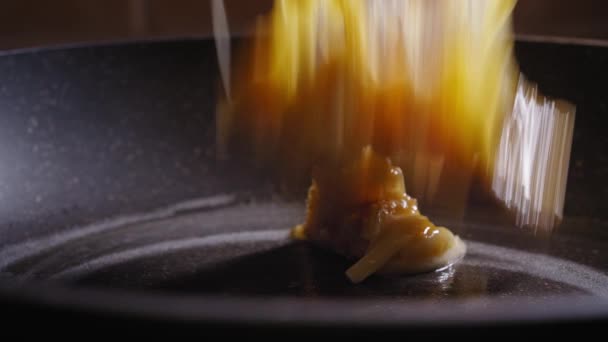 Extrem Närbild Het Skillet Toast Omelette Mixture Hälls Sidovy — Stockvideo