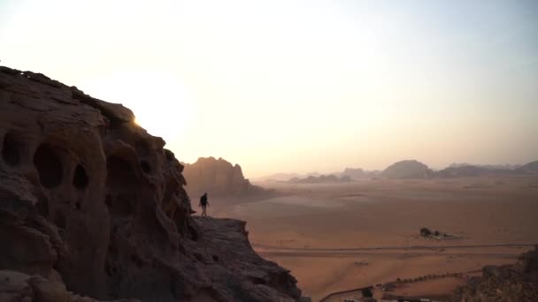 Ensam Man Stenig Kulle Vidsträckt Utsikt Över Wadi Rum Öknen — Stockvideo