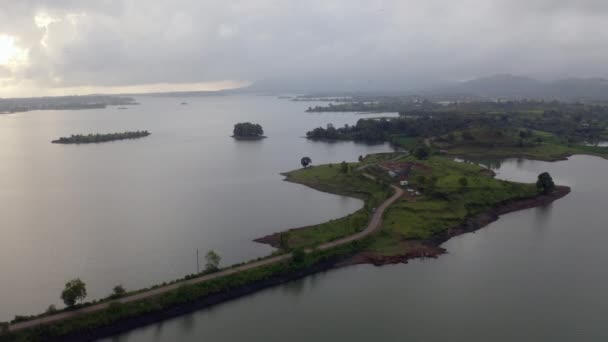 インドの雨の日にヴァイタルナ湖ダムの構造物を上空を飛行 — ストック動画