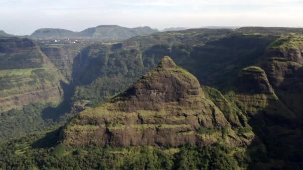 Cumbre Montaña Señalada Maharashtra India Bosques Densos Tamhini Ghat Tiro — Vídeos de Stock