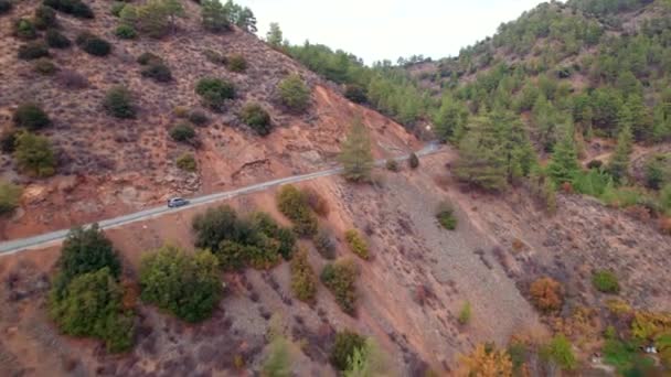Dron Sleduje Auto Kyperských Horách — Stock video