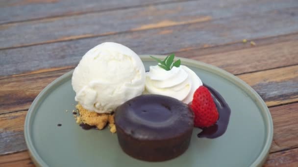 Lave Chocolat Avec Glace Vanille Crème Fouetter Sur Assiette — Video