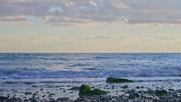 Rotsachtige Strand Tijdens Zonsondergang Met Kalmerende Golven — Stockvideo