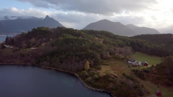 Drohnenaufnahmen Der Atemberaubenden Norwegischen Küstenlandschaft Während Des Fluges Herbstlich Gefärbten — Stockvideo