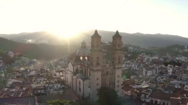 Santa Prisca Taxco Mexico Cinematic Aerial View Landmark Cityscape Sunny — стокове відео