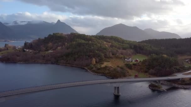 Verbazingwekkend Noors Kustlandschap Tijdens Het Vliegen Richting Herfst Gekleurde Eilanden — Stockvideo