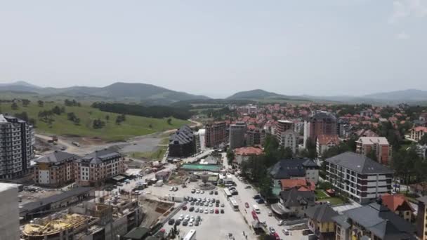 在阳光明媚的日子里 塞尔维亚Zlatibor市中心的空中景观 建筑物和建筑工地被无人驾驶飞机击中 — 图库视频影像