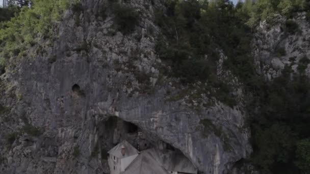 Drohnenvideo Eines Kranflugzeugs Beim Abstieg Über Die Burg Rredjama Slowenien — Stockvideo
