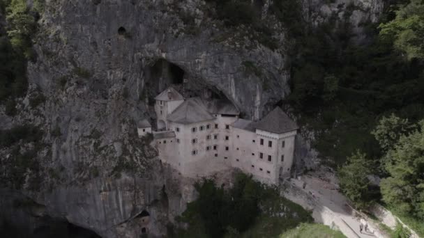 Beschreibendes Drohnenvideo Über Die Burg Rredjama Slowenien Mit Menschen Die — Stockvideo