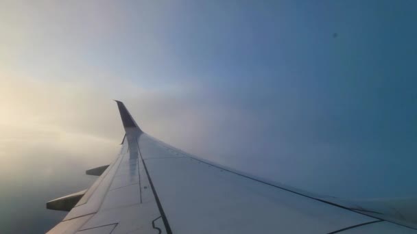 Pov Van Vliegtuigvenster Vliegend Door Wit Pluizig Wolken Lucht — Stockvideo