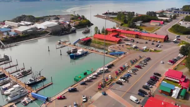 阳光夏日期间Ak的Valdez渔村4K Drone视频 — 图库视频影像