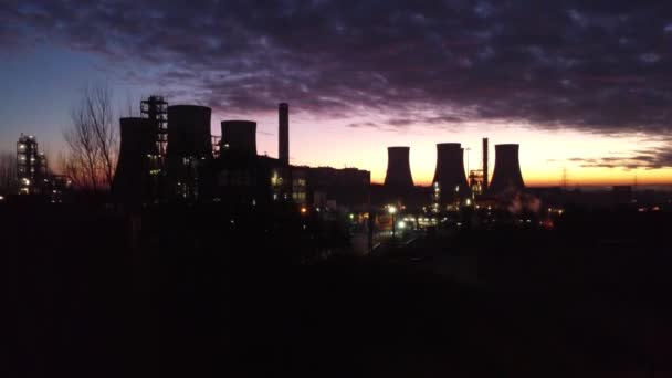 Verlichte Nachtzicht Boven Industriële Pijpleiding Chemische Fabriek Stijgt Boven Boomgrens — Stockvideo