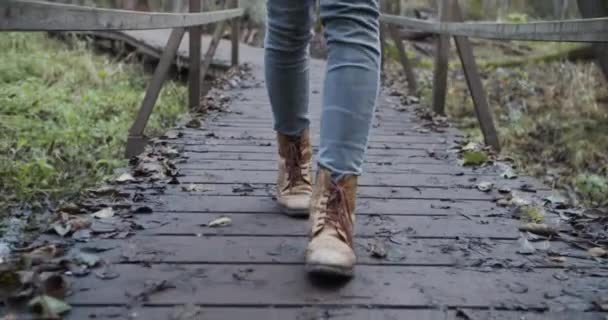Genç Bir Kadın Tahta Bir Köprüde Yürüyor — Stok video