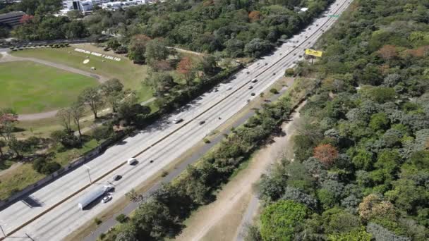 Widok Lotu Ptaka Nowoczesnej Autostrady Wieloma Samochodami Przejeżdżającymi Dużą Prędkością — Wideo stockowe