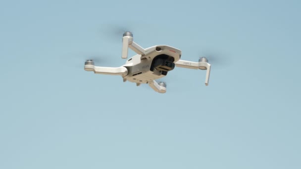 Malý Spotřebitelský Dron Létající Proti Modrému Nebi Klesající Slunečný Den — Stock video
