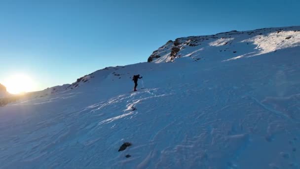 Passeio Esqui Masculino Durante Nascer Sol Nas Dolomitas — Vídeo de Stock