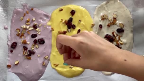 Женская Рука Кладет Изюм Над Индийским Йогуртом Гимбал Вид Сверху — стоковое видео