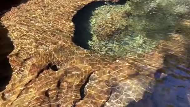在印度Meghalaya的Cherrapunji 阳光反射的水晶清水 — 图库视频影像