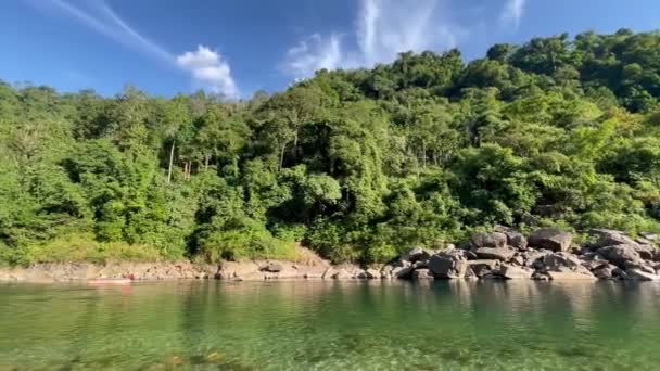 Verdant Trees Clean Umngot River Daytime India Wide Panning — Stock Video