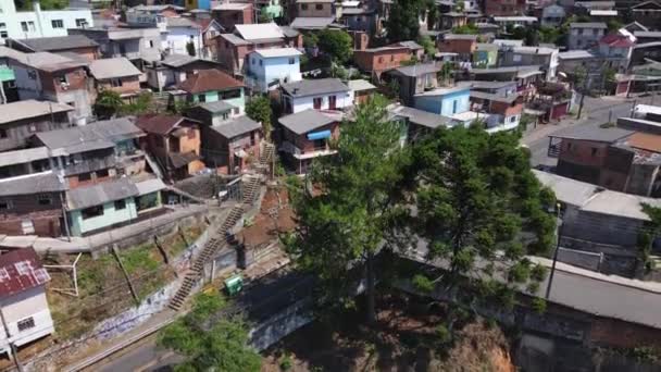 Langzaam Naar Boven Draaiend Drone Schot Onthult Een Kleine Braziliaanse — Stockvideo