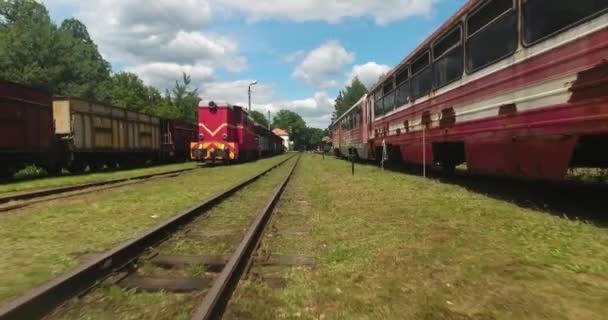 Drone Dynamique Angle Bas Tiré Sur Train Vintage — Video